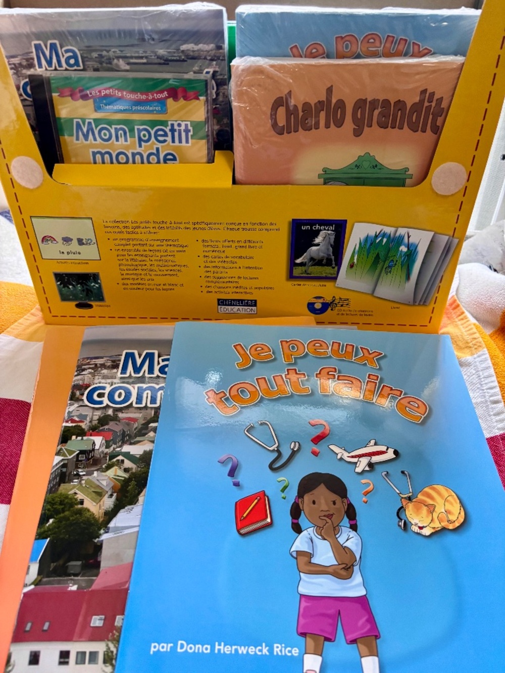NEVER USED "Mon petit monde" by Chenelière. See second picture for contents. *